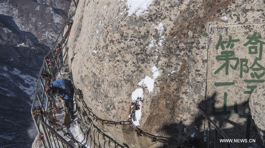 CHINA-SHAANXI-WEINAN-HUASHAN MOUNTAIN-SNOW CLEARING (CN)