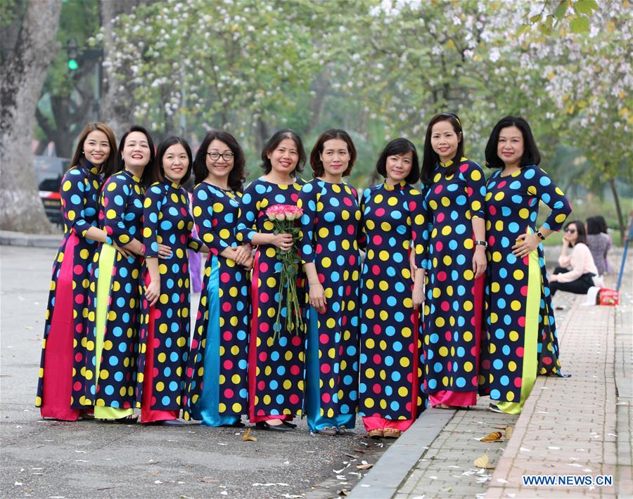 VIETNAM-HANOI-WOMAN-AO DAI