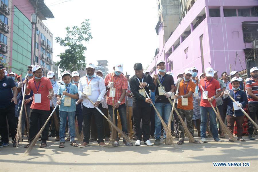 BANGLADESH-DHAKA-CLEANING-GUINESS-RECORD