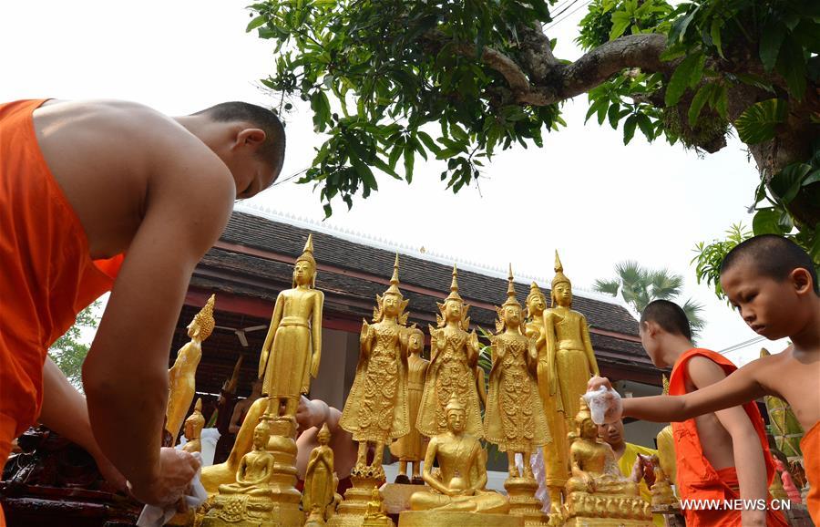 LAOS-LUANGPRABANG-BUDDHA STATUES-WASHING