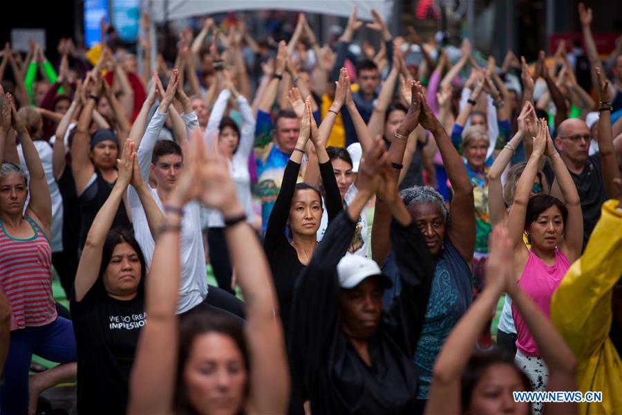 U.S.-NEW YORK-TIMES SQUARE-SOLSTICE-YOGA