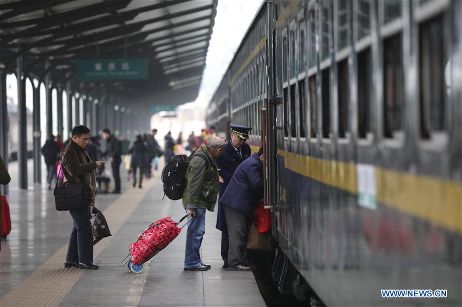 CHINA-SPRING FESTIVAL-TRAVEL RUSH-GREEN TRAIN (CN)