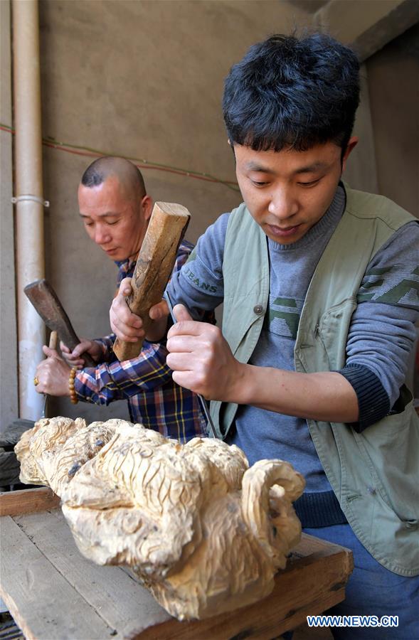 CHINA-JIANGXI-ECONOMY-WOOD CARVINGS (CN)