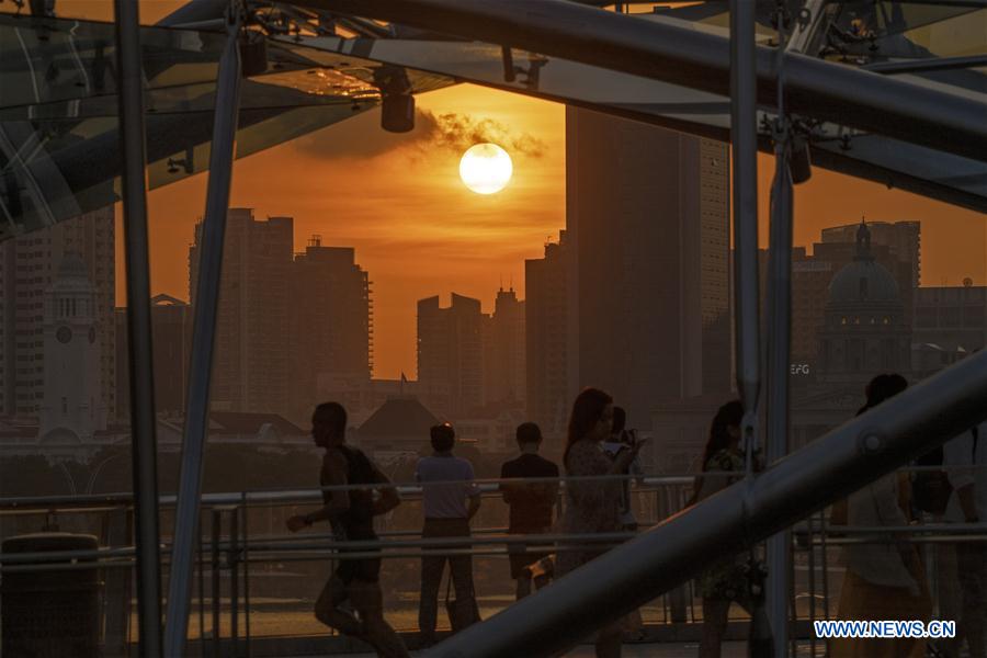 SINGAPORE-SKYLINE-SUNSET