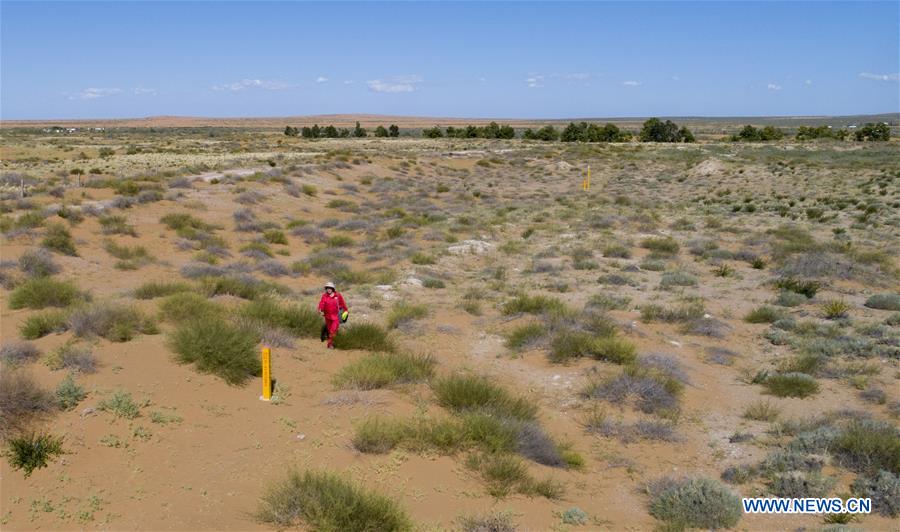 CHINA-INNER MONGOLIA-ARAXAN LEFT BANNER-DESERT-PATROLLING WORKER (CN)