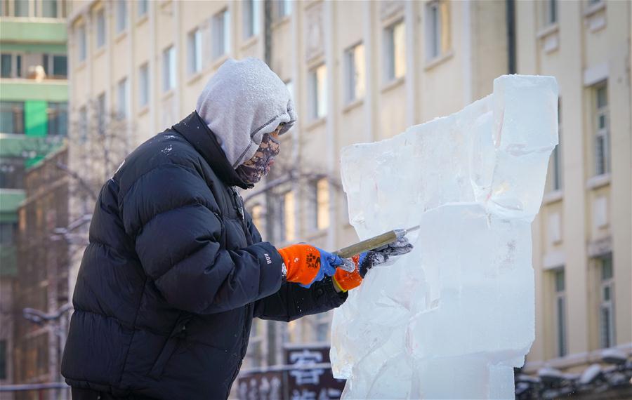 CHINA-HEILONGJIANG-HARBIN-ICE SCULPTURE (CN)