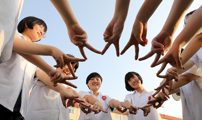 Games held to help graduating high school students relax in run-up to NCEE in China's Shandong