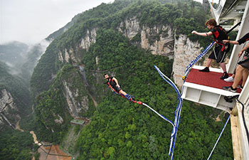 Go bungee jumping in C China's Zhangjiajie