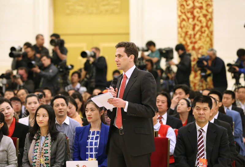 3月15日，國務院總理李克強在北京人民大會堂與中外記者見面，并回答記者提問。這是一位記者在提問。 新華社記者 劉衛兵攝