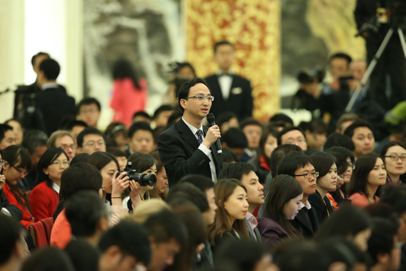 3月15日，國務院總理李克強在北京人民大會堂與中外記者見面，并回答記者提問。這是一位記者在提問。 新華社記者 龐興雷 攝