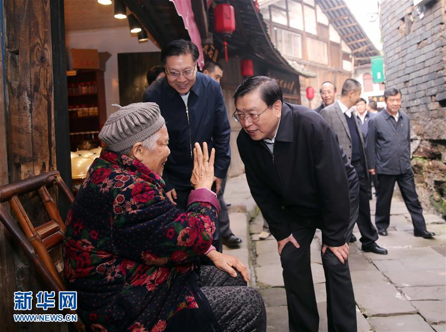 這是11月21日，張德江在宜賓李莊鎮(zhèn)同濟社區(qū)與居民親切交談。 新華社記者 劉衛(wèi)兵 攝 