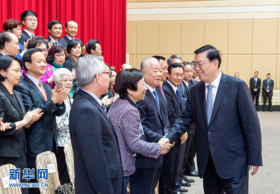 5月8日至10日，中共中央政治局常委、全國(guó)人大常委會(huì)委員長(zhǎng)張德江視察澳門(mén)特別行政區(qū)。這是5月9日，張德江與澳門(mén)社會(huì)各界人士代表座談。新華社記者 李學(xué)仁 攝