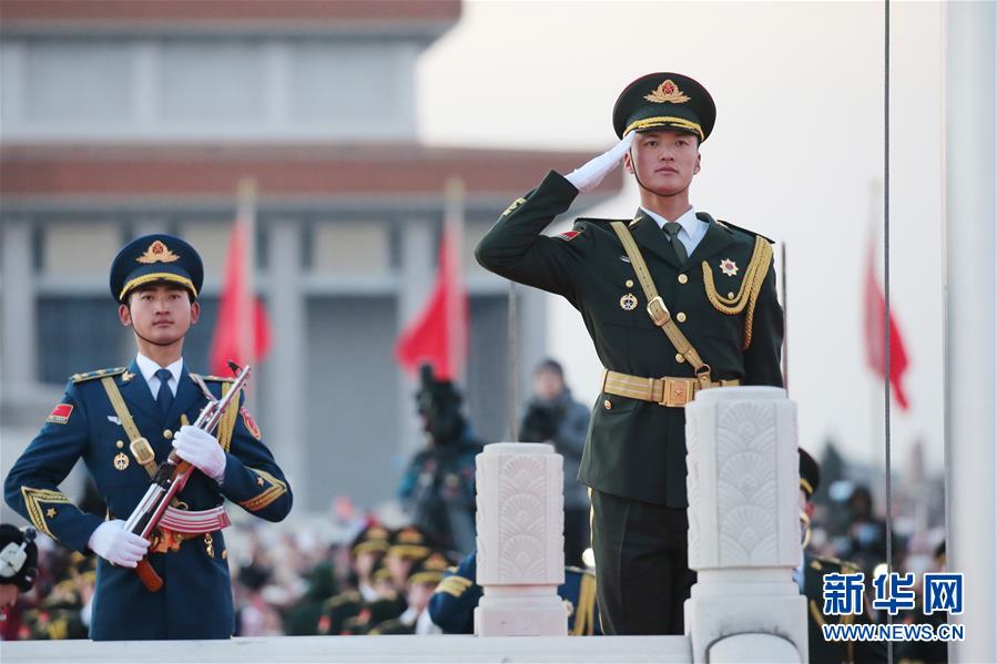 （社會(huì)）（4）人民解放軍首次執(zhí)行天安門廣場升國旗任務(wù) 