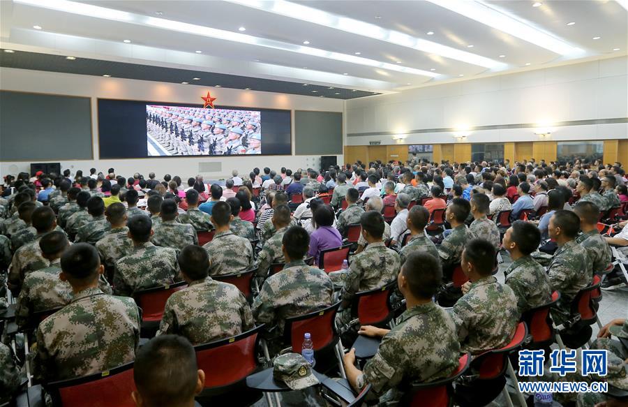 （圖文互動）（3）“我和我的祖國，一刻也不能分割”——解放軍駐香港部隊與市民共同慶祝國慶70周年見聞