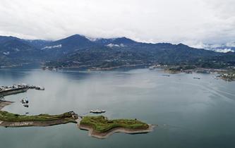 霧繞平湖三峽美