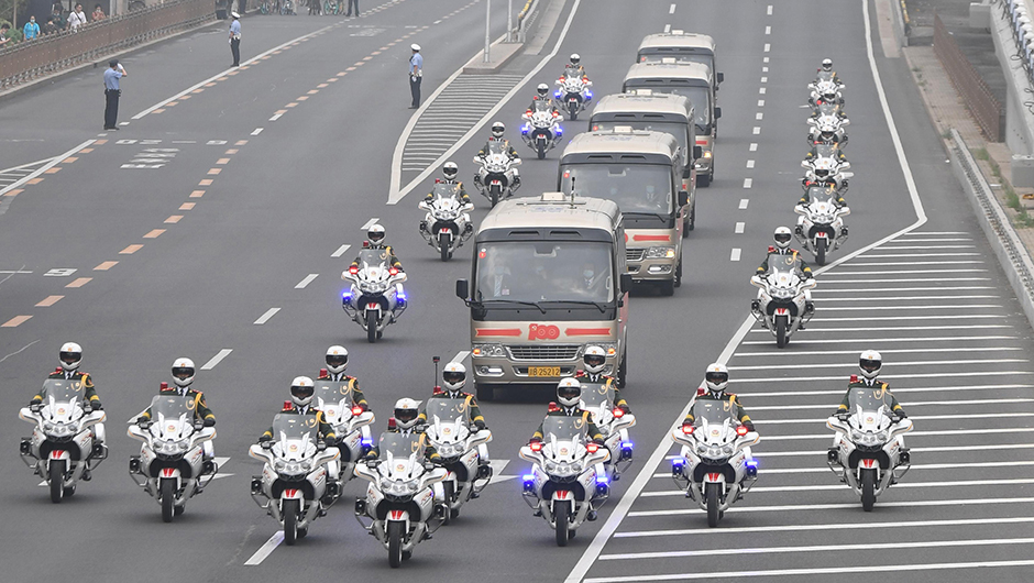 “七一勛章”獲得者集體乘坐禮賓車從住地出發