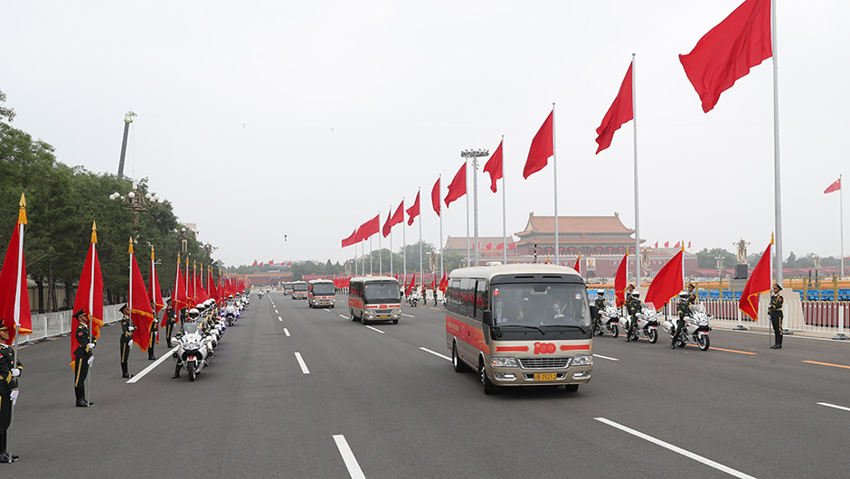 “七一勛章”獲得者集體乘坐禮賓車從住地出發