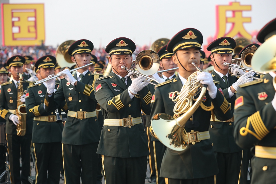 解放軍聯合軍樂團在廣場就位后進行準備工作和試奏。據了解，解放軍聯合軍樂團此次演奏是從開國大典至今歷次閱兵以來演奏曲目最多的一次，不少曲目是為此次閱兵量身打造的全新作品，此次也是歷次女演奏員最多的一次。