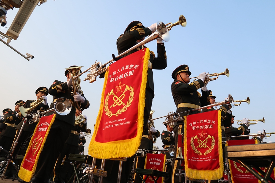 解放軍聯合軍樂團在廣場就位后進行準備工作和試奏。據了解，解放軍聯合軍樂團此次演奏是從開國大典至今歷次閱兵以來演奏曲目最多的一次，不少曲目是為此次閱兵量身打造的全新作品，此次也是歷次女演奏員最多的一次。