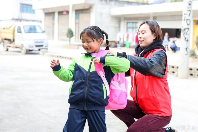 在貴州南開鄉塢鉛小學的捐贈行動中，“多一克溫暖”團隊結識了這個活潑愛笑的姑娘——李漫妮。父母很早離異，爸爸常年在外打工，7歲的她和奶奶兩人相依為命。海瀾之家給漫妮的家人也準備了羽絨服，懂事的漫妮說，想要快快長大，讓奶奶過上好日子。