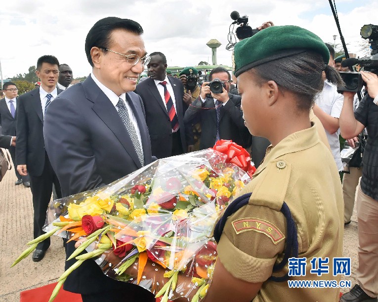 5月11日，中國國務(wù)院總理李克強(qiáng)參觀肯尼亞國家青年服務(wù)隊(duì)。這是服務(wù)隊(duì)隊(duì)員向李克強(qiáng)敬獻(xiàn)鮮花。 新華社記者 李濤 攝