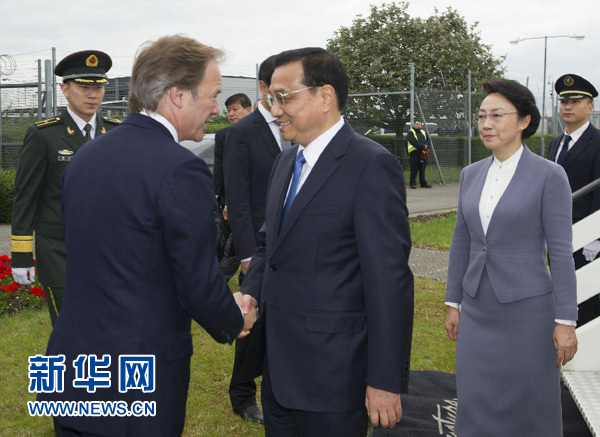 6月16日，應英國首相卡梅倫邀請，國務院總理李克強乘專機抵達倫敦希思羅機場，開始對英國進行正式訪問。李克強總理夫人程虹同機抵達。這是英國政府高級官員到機場迎接李克強總理和夫人。新華社記者 黃敬文 攝