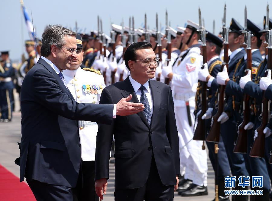 6月19日，國務院總理李克強乘專機抵達雅典國際機場，開始對希臘進行正式訪問。希臘總理薩馬拉斯在機場為李克強舉行隆重的歡迎儀式。這是李克強在薩馬拉斯的陪同下檢閱儀仗隊。新華社記者 龐興雷 攝  