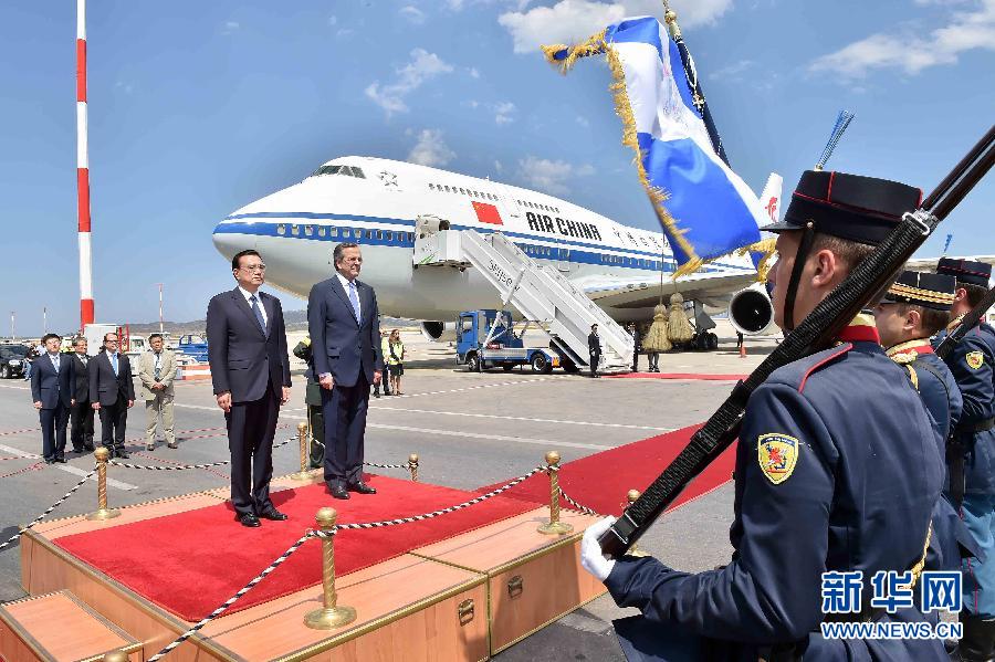 6月19日，國務院總理李克強乘專機抵達雅典國際機場，開始對希臘進行正式訪問。希臘總理薩馬拉斯在機場為李克強舉行隆重的歡迎儀式。新華社記者 李濤 攝