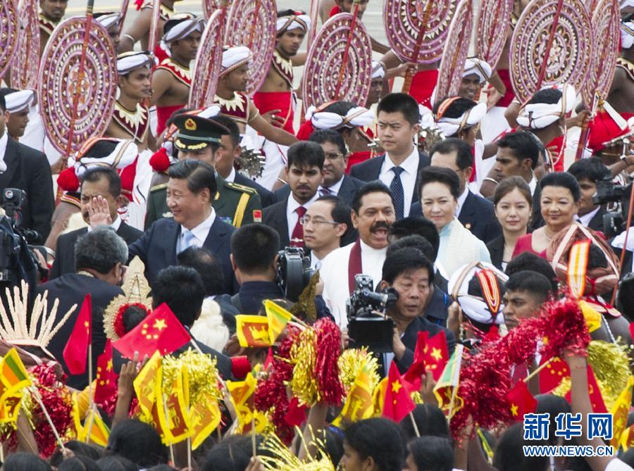 9月16日，國家主席習近平抵達科倫坡，開始對斯里蘭卡進行國事訪問。在班達拉奈克國際機場，習近平和夫人彭麗媛受到拉賈帕克薩總統夫婦熱情迎接。新華社記者黃敬文攝 