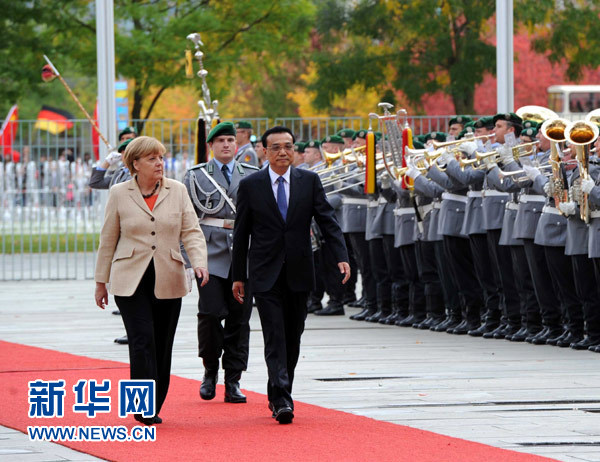 10月10日，德國總理默克爾在柏林總理府前廣場舉行隆重儀式，歡迎中國國務(wù)院總理李克強(qiáng)對德國進(jìn)行正式訪問。 新華社記者 饒愛民 攝 