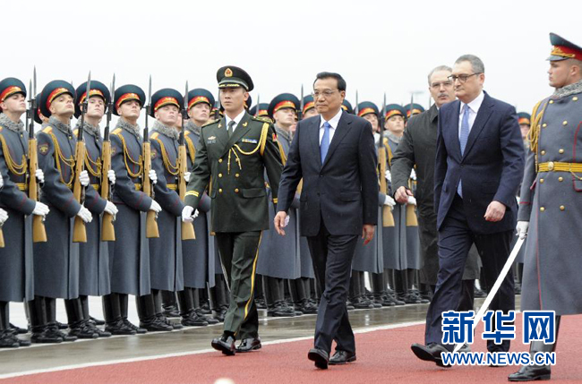 10月12日，中國國務院總理李克強乘專機抵達莫斯科，開始對俄羅斯進行正式訪問并舉行中俄總理第十九次定期會晤。俄方在機場舉行隆重儀式，歡迎李克強總理。新華社記者 張鐸 攝