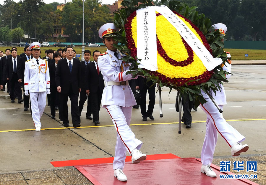 12月25日至27日，中共中央政治局常委、全國政協主席俞正聲對越南進行正式訪問。 這是12月27日，俞正聲在河內瞻仰胡志明主席陵。新華社記者劉建生攝