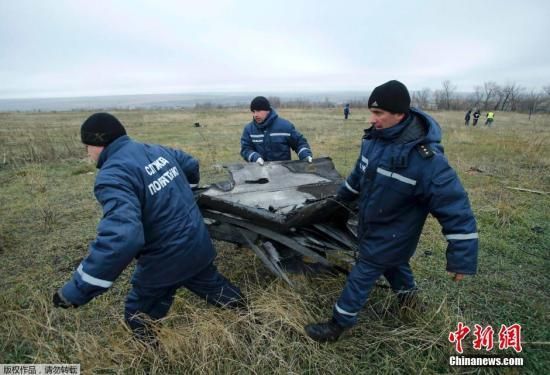 資料圖：當地時間2014年11月16日，烏克蘭頓涅茨克地區，墜毀MH17飛機殘骸收集工作進行中。