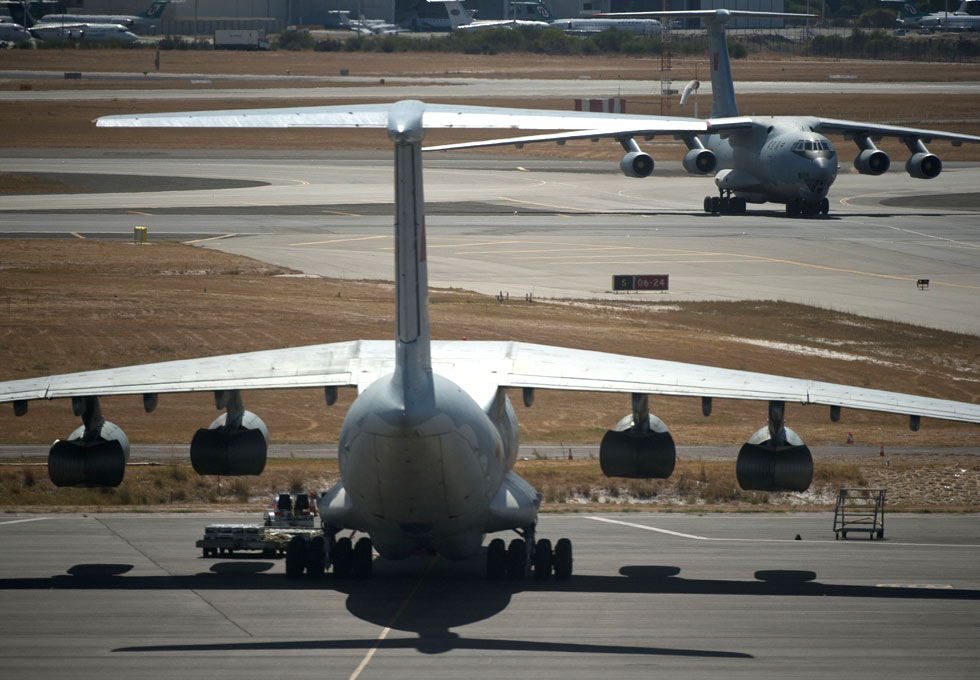 搜尋馬航370航班:中國搜索軍機回到珀斯國際機場