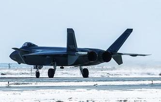 中國空軍殲-20戰機雪后飛行訓練